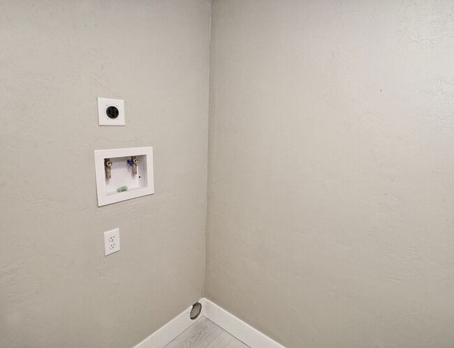 Building Photo - Nice 3 Bed 1 Bath Basement Apartment Close to Downtown GJ