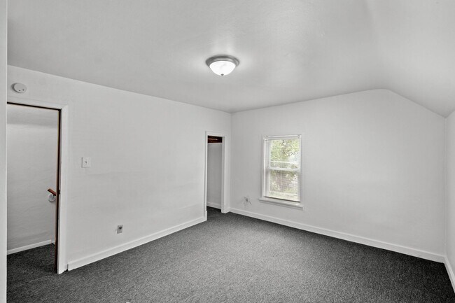 Building Photo - SCORE 1ST MONTH'S RENT FREE IF SIGNED BY DEC 24! Stunning 2 bedroom home in Pitcairn available now!