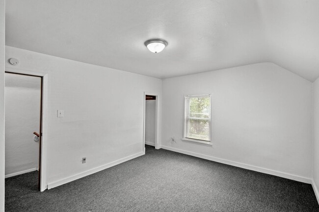 Building Photo - SCORE 1ST MONTH'S RENT FREE IF SIGNED BY JAN 30! Stunning 2 bedroom home in Pitcairn available now!