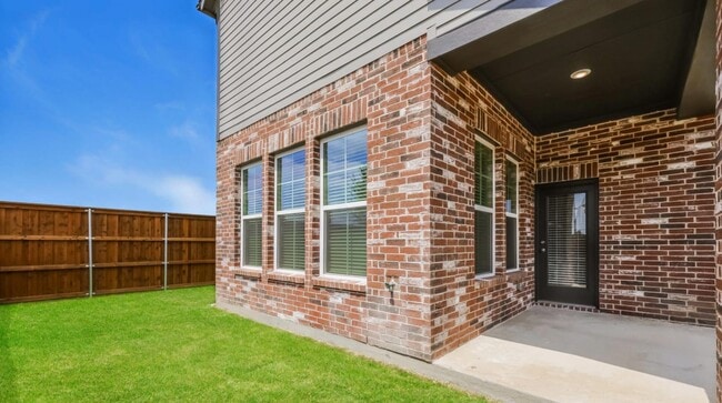 Building Photo - AVAILABLE NOW