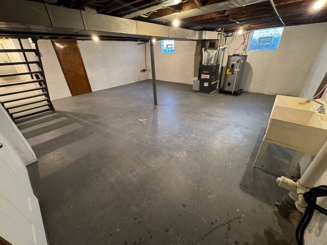 Building Photo - Updated 2-Bedroom 1-Bath Ranch House, GORG...
