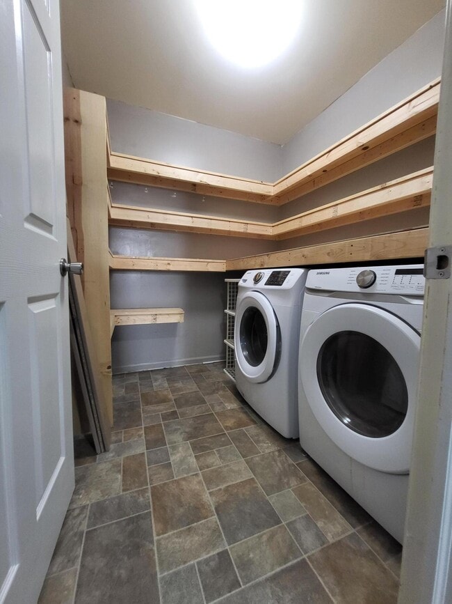Building Photo - 7851 Thornhill Dr