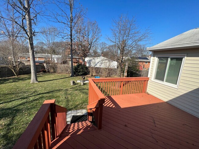 Building Photo - Split level 4-bedroom 3-bathroom home