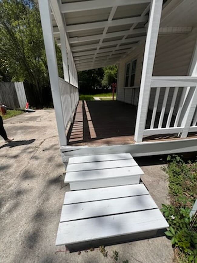 Building Photo - ***PROMOTION $100 OFF FIRST MONTHS RENT***...