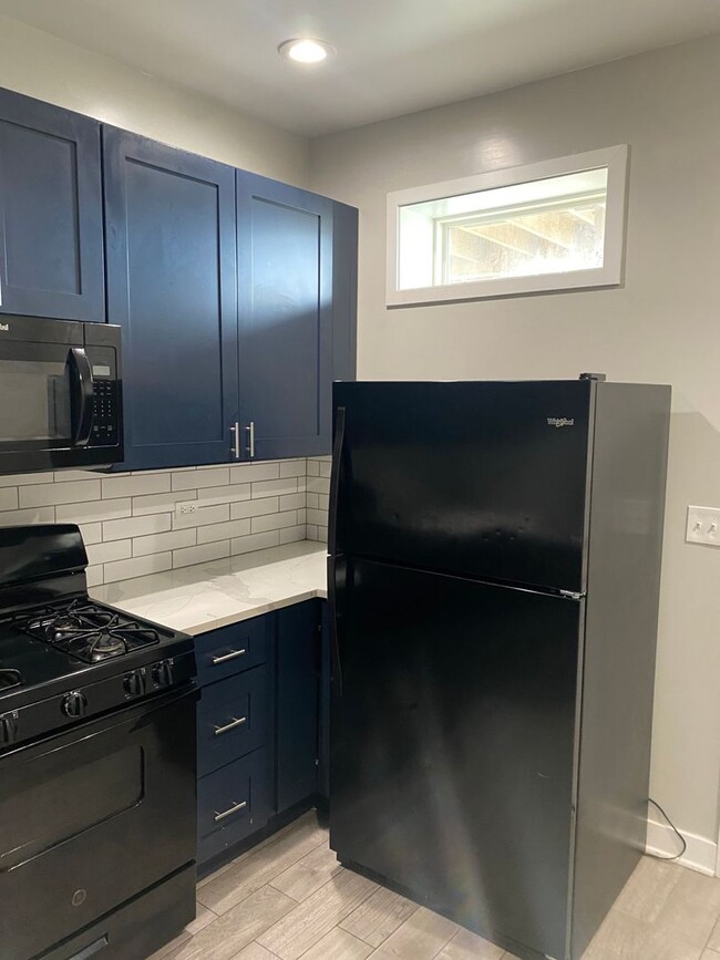Building Photo - Spacious south side 5 bedroom beauty