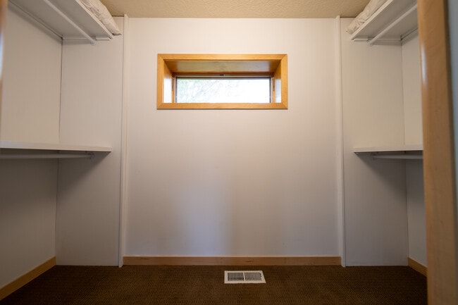 Building Photo - 852 W Berwood Ave