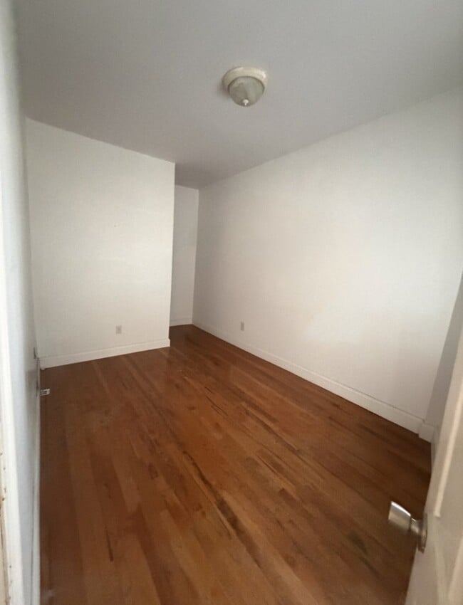 Building Photo - 1137 W Porter St
