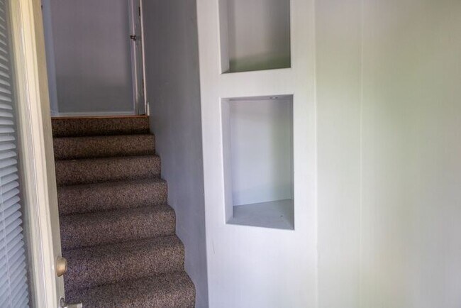 Building Photo - $2,400 | 3 Bedroom, 3.5 Bathroom Multi Flo...