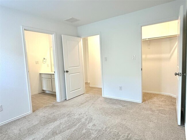 Building Photo - 289 Sormonne Lp