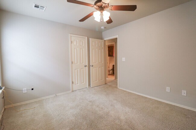 Building Photo - 3 bed | 2 bath in New Tulsa!