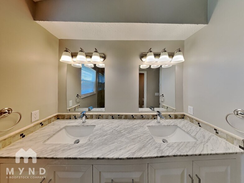 Building Photo - 3019 Old Warson Dr