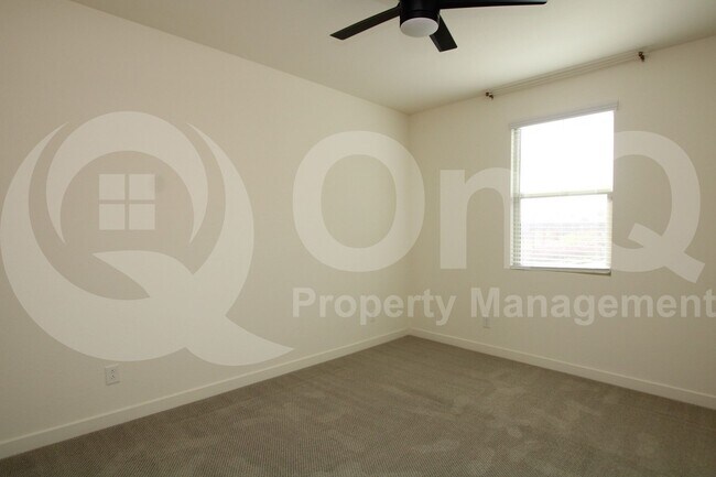 Building Photo - 943 E Danbury Dr