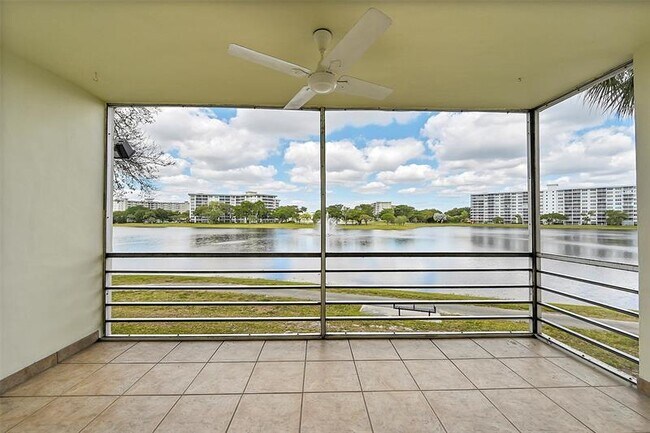 Building Photo - 2801 N Palm Aire Dr