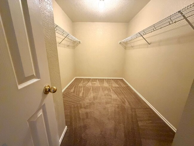 Building Photo - Spacious 3 Bed / 2.5 Bath Home with Large Yard & Lawn Care Included