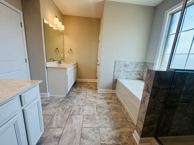Building Photo - Incredible views 4 bed / 2.5 bath, master on main