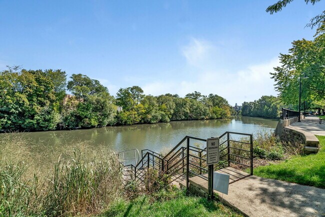 Building Photo - 2920 N River Walk Dr