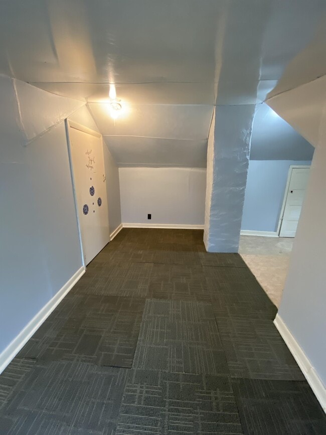 Building Photo - 947 Center Point Rd NE