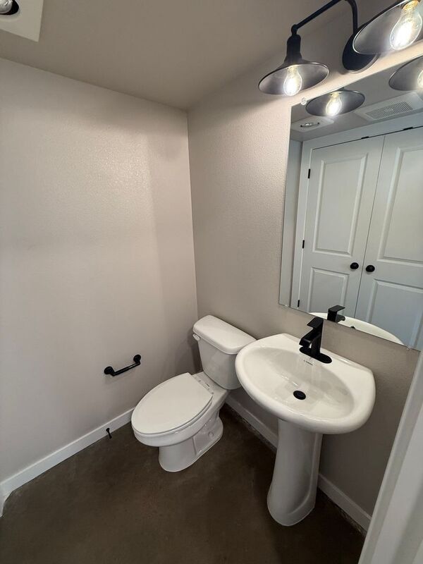 Building Photo - 2901 Waverly Dr SE