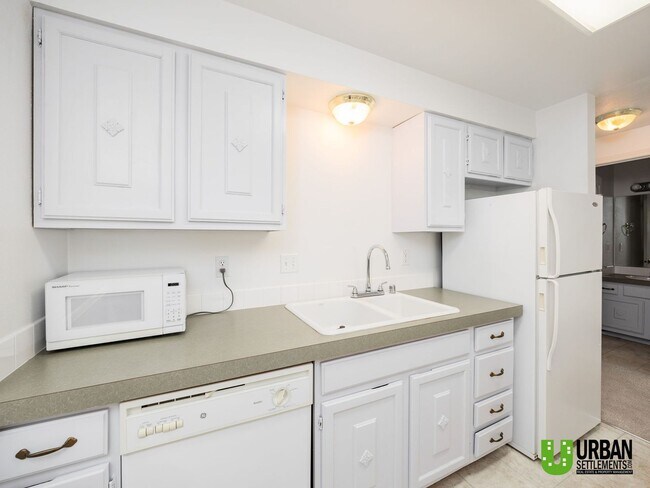 Building Photo - Top-Level 2 Bed / 1 Bath Condo with Garage & In-Unit Laundry – Shiloh Hills