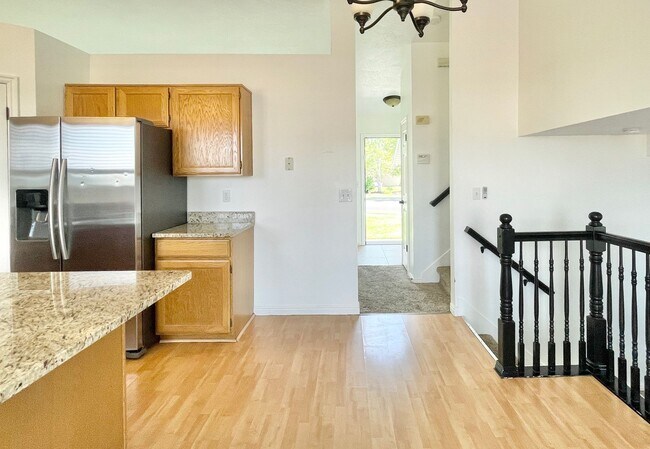 Building Photo - Lovely Sandy Home in Well Kept Neighborhood!