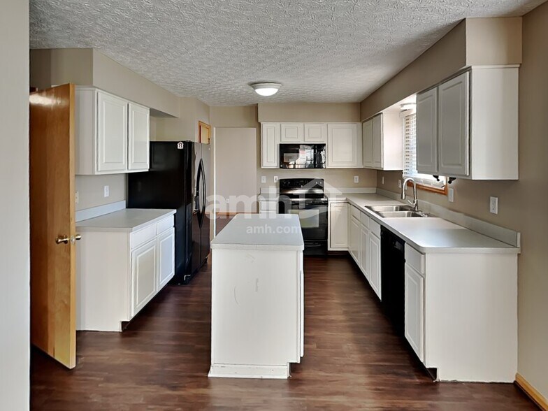 Building Photo - 2403 Hutcheson Ct