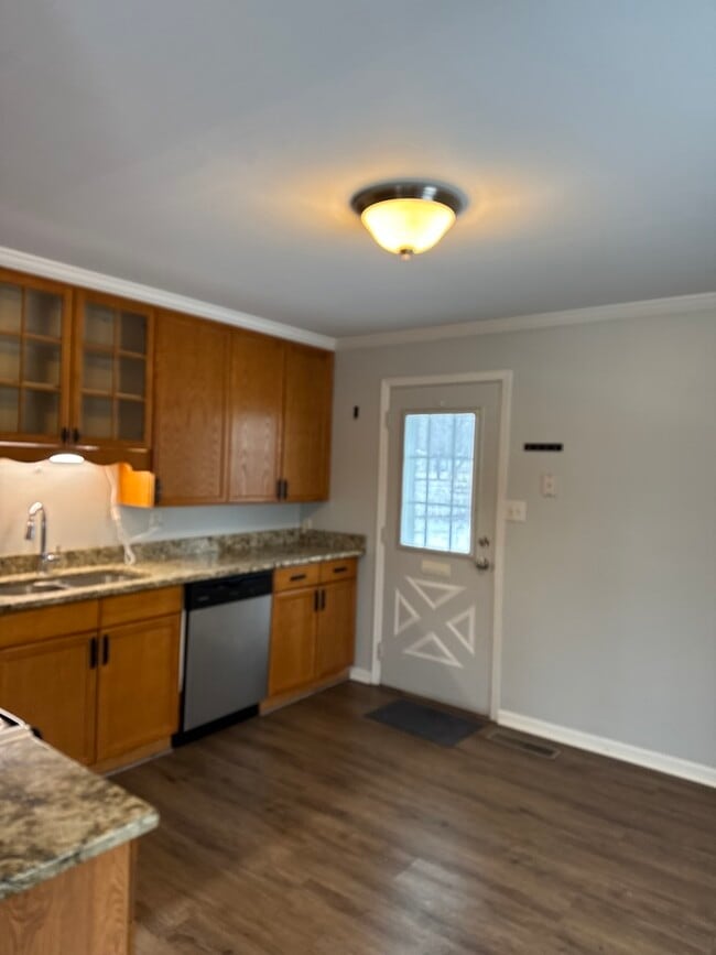 Building Photo - 905 Brentwood Dr