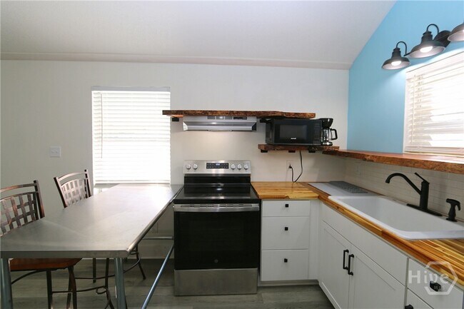 Building Photo - 201 Lovell Ave