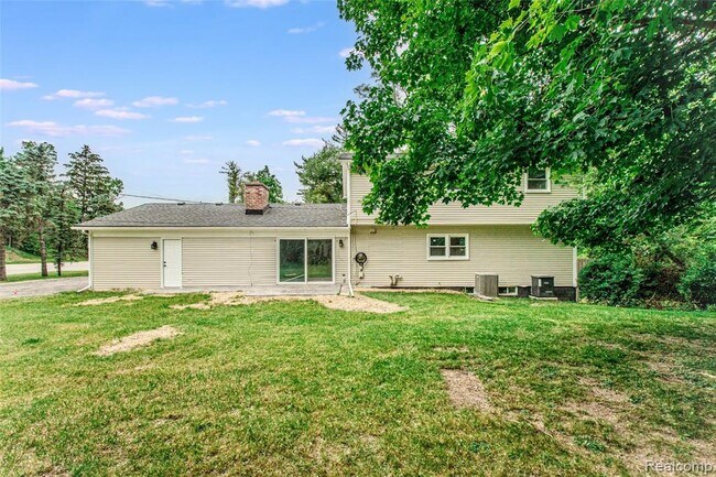 Building Photo - 21993 Riverview Dr