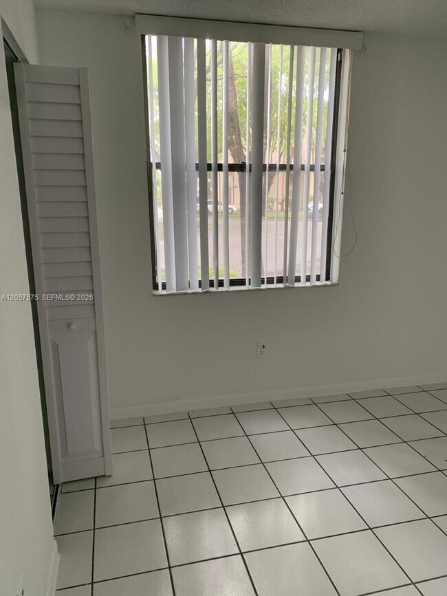 Building Photo - 14221 N Kendall Dr