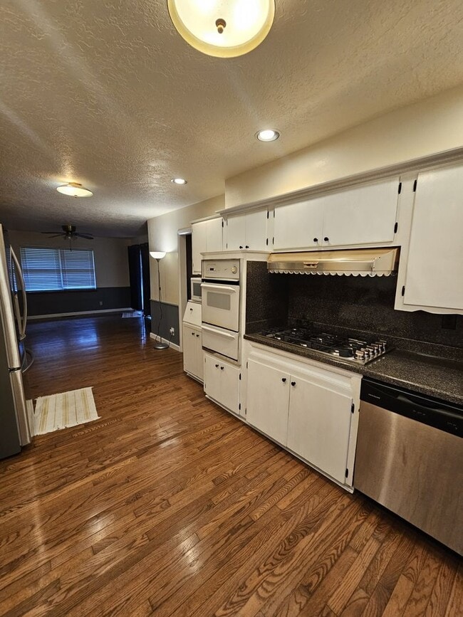 Building Photo - (3) Bed/(2) Bath with Storm Shelter and Mo...