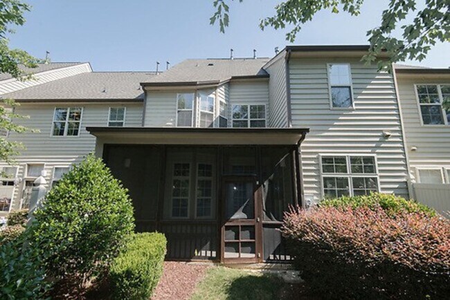 Building Photo - Gorgeous 3 Bedroom 2.5 Bathroom Townhome- Located in Stone Creek Village, Cary! Available August ...