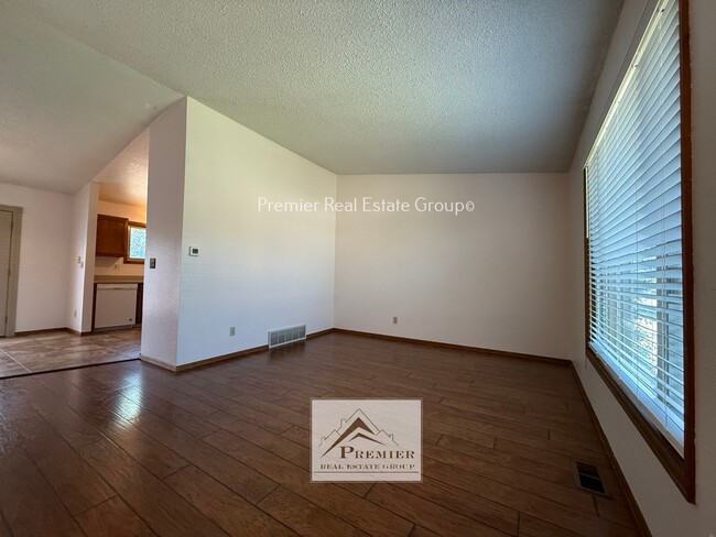 Building Photo - 854 Daffodil St