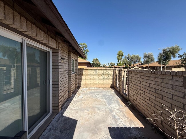 Building Photo - 126 W Loma Vista Dr