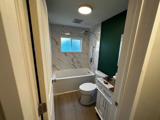 Building Photo - Charming Two Bedroom Pet Friendly Home in ...