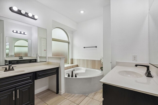 Building Photo - Luxurious in Little Elm