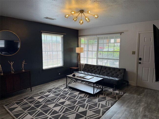 Building Photo - 4618 Englewood Dr
