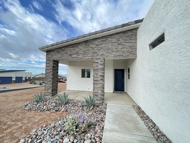 Building Photo - Beautiful Contemporary home with panoramic views! Community pool and club house use included.