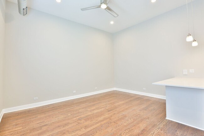 Building Photo - Gorgeous 2Bed/1bath in Logan Square! Condo Quality! In-Unit Laundry! Central Air! Stainless Steel!