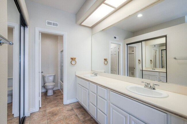 Building Photo - 2Bed/2Bath End Unit in Gated Community~ Ra...