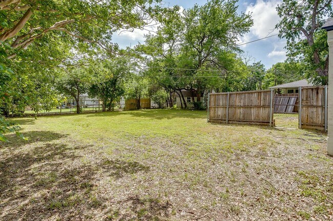 Building Photo - 3557 Suffolk Dr