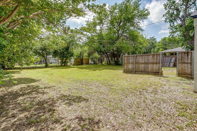 Building Photo - Fresh on the Market-  2 Bed, 1 Bath home i...