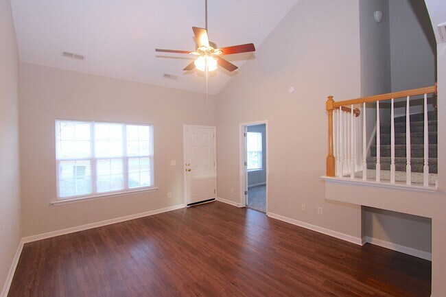 Building Photo - Great End Unit Townhome - FIRST MONTH'S RE...