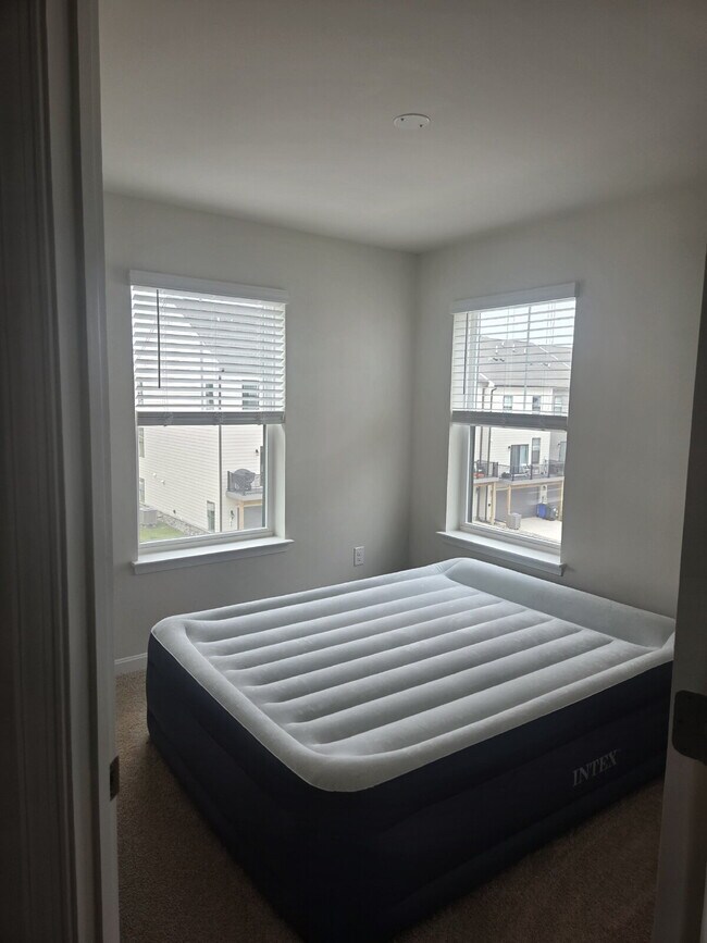 Building Photo - "Experience Modern Comfort: Mostly Furnished 3-Bed, 3.5-Bath Townhouse in Renn Quarter"