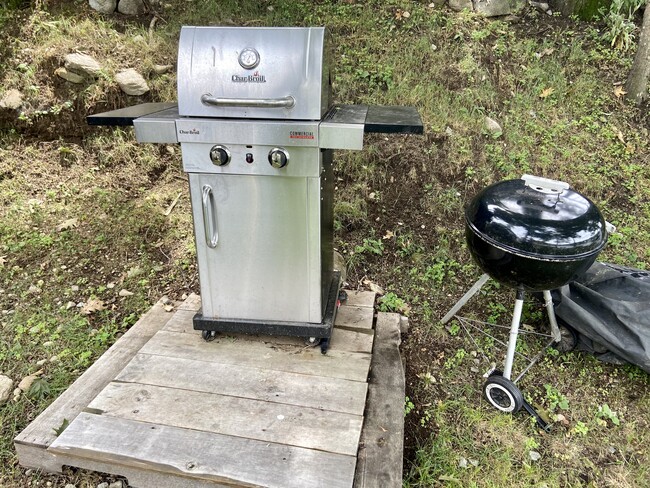 New grill with optional charcoal grill - 30 Klondike Rd