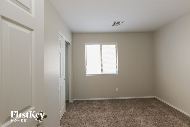 Building Photo - 3141 W Sunland Ave