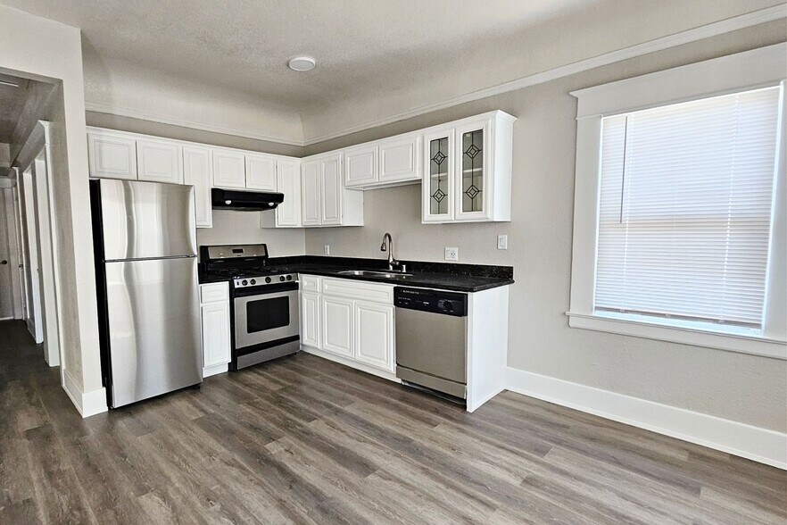 Building Photo - 342 W 10th St