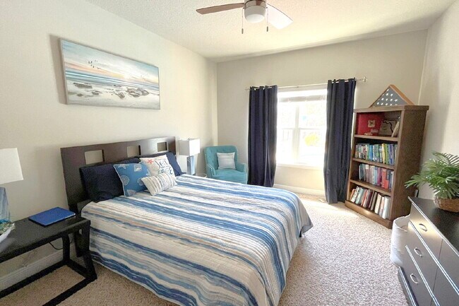 Building Photo - Beautiful 5 Bedroom Home with Pool in Holl...