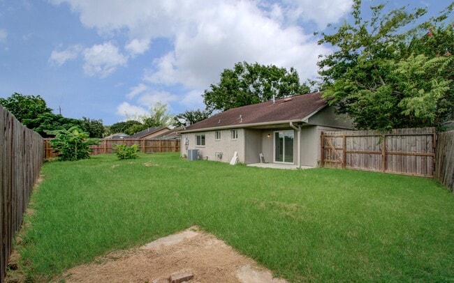 Building Photo - 326 Fair Oak Dr