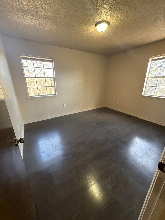 Building Photo - 1505 Parkview St