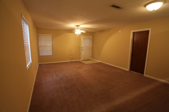 Building Photo - Cedar Chase Duplex For Fall 2025